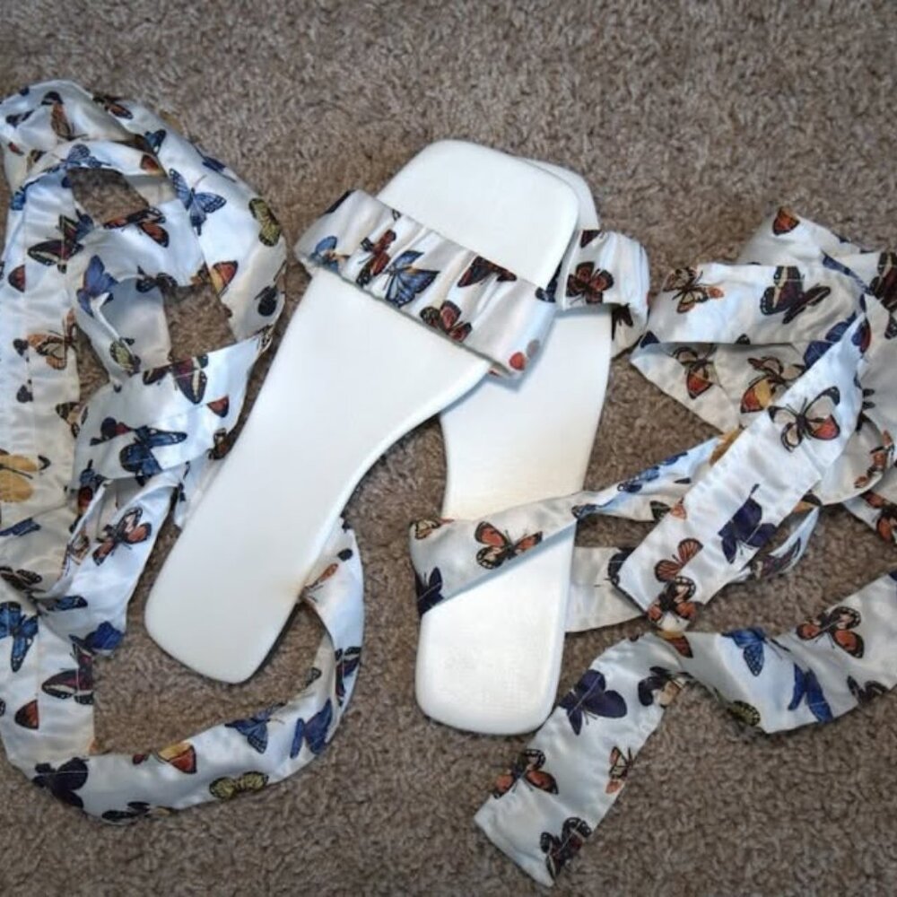 Butterfly Print Lace-Up Flat Sandals Size 8/9